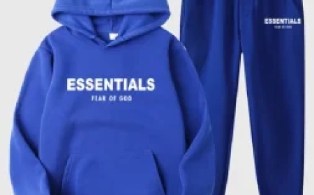 Essential Hoodie with Pouch Pocket – Practical and Trendy Design